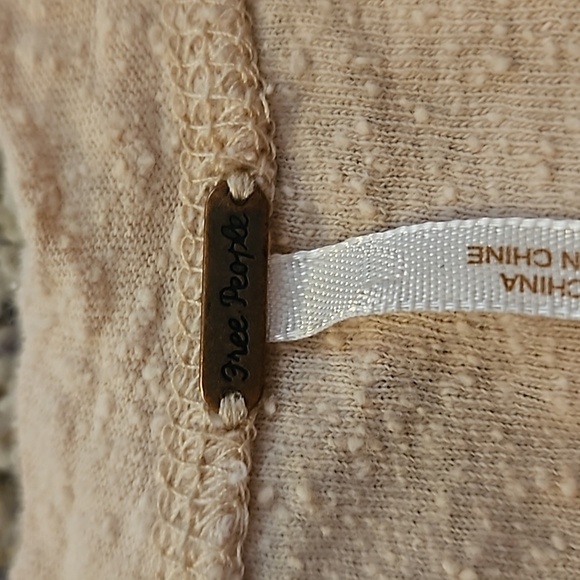 3/$30 FREE PEOPLE Creamy Light Peach Ruched Sleeve Textured Cotton Linen Top - Picture 8 of 10